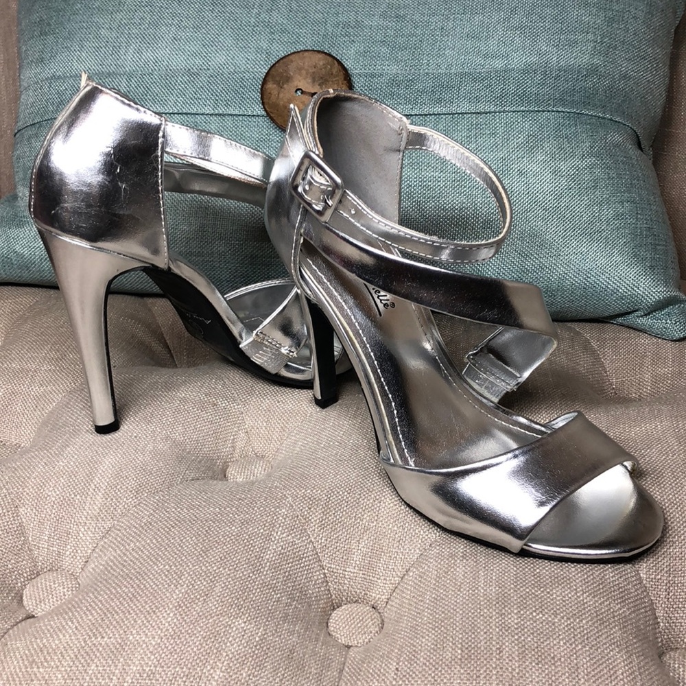 NWOB Anne Michelle Silver Heels